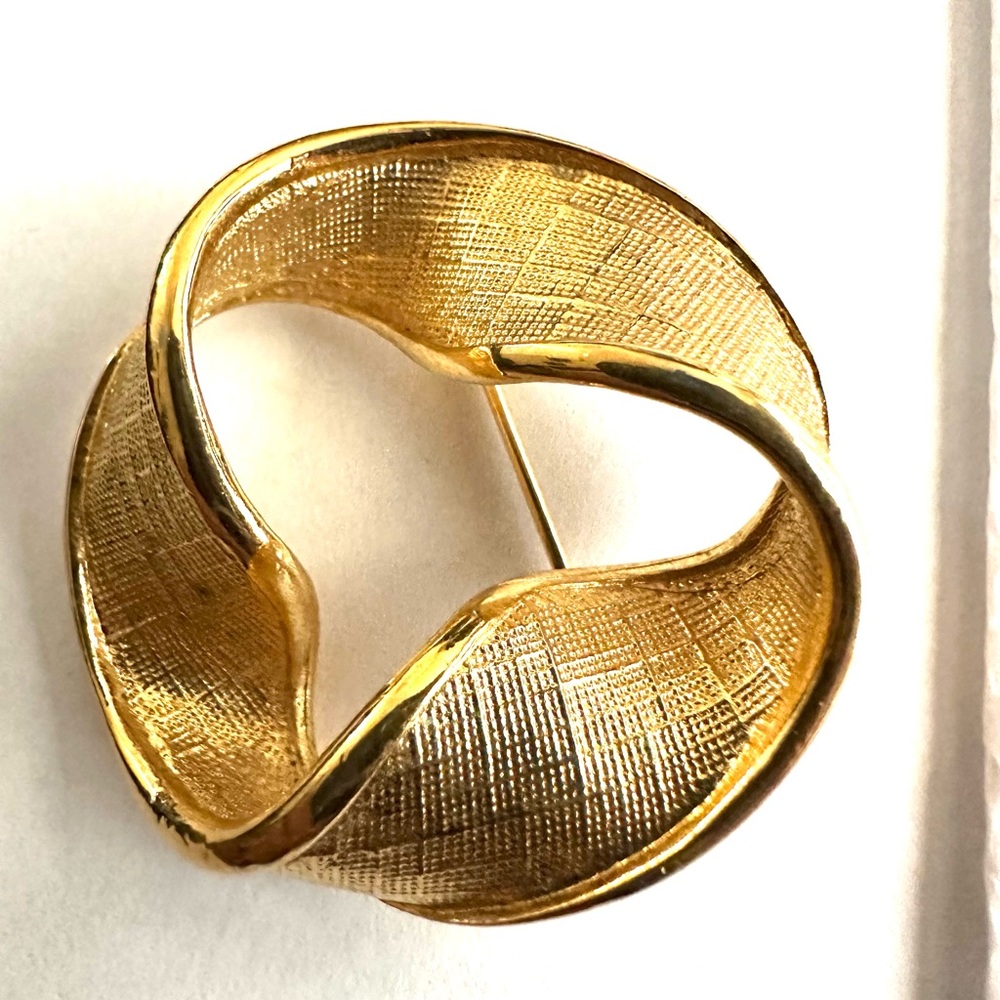 Vintage Signed Women’s Napier Goldtone Textured Ribbon Wreath Fashion Pin Brooch